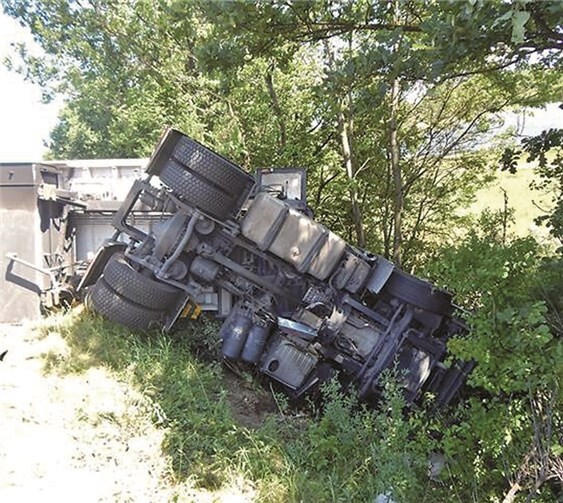 Die Zugmaschine rutschte ab, der Auflieger blieb oben..privat