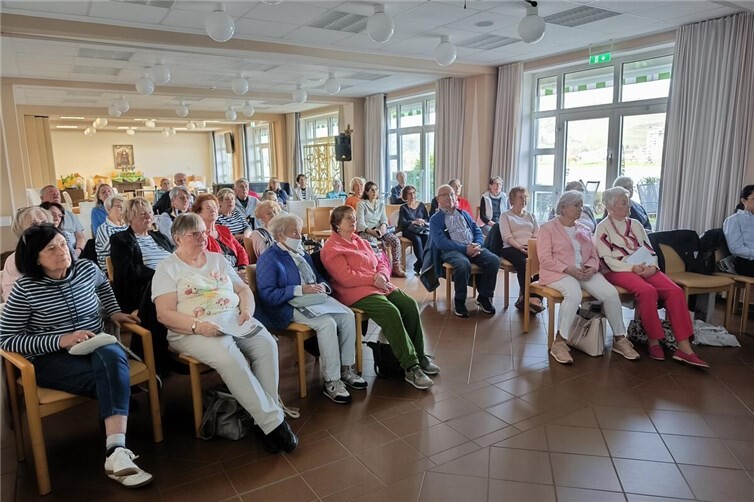 Die Zuhörer diskutieren intensiv mit Dr. Wahisi