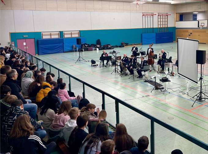 Die Zuhörer durften ein begeisterndes Programm über den Jazz erleben, aber auch eine Lehrstunde über Schwierigkeiten und Chancen, über die Kraft der Musik und über den Mut, das eigene Leben zu gestalten. Foto: Realschule plus und Fachoberschule Mendig