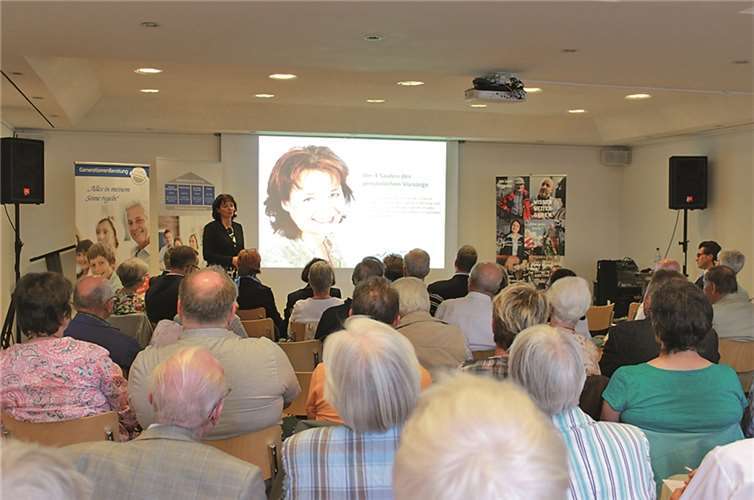 Die Zuhörer folgen aufmerksam der Expertin der GenerationenBeratung. privat