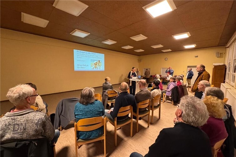 Die Zuhörer verfolgen interessiert dem Vortrag