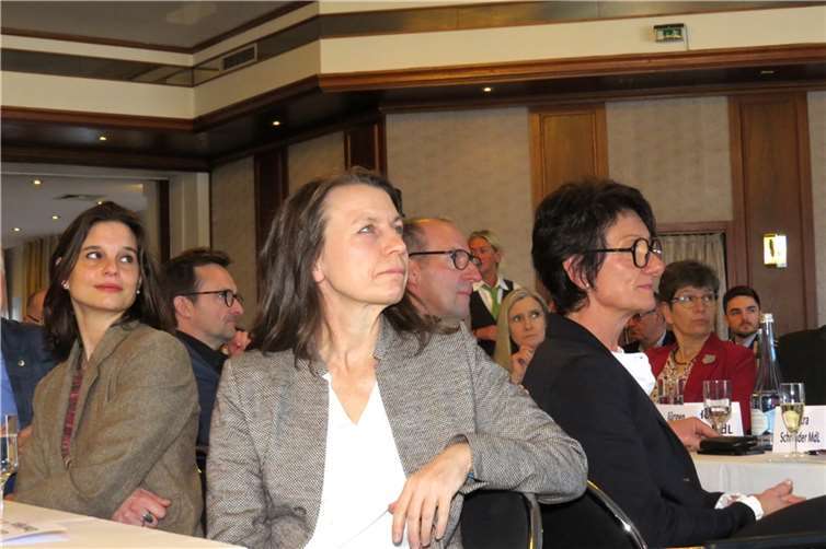 Die ZuhörerInnen lauschten aufmerksam der Rede, im Vordergrund: Kreisbeigeordnete Christina Steinhausen, Landrätin Cornelia Weigand und Gastgeberin Petra Schneider.