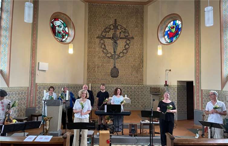 Die Zuhörerinnen und Zuhörer applaudieren den darstellenden Künstlern in Wort und Musik. Foto: Herbert Reinthal