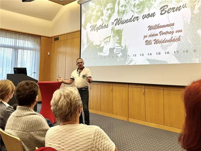 Wie das „Wunder von Bern“ über den Fußball hinaus nachwirkt Die Zuhörerschaft zeigte großes Interesse beim Vortrag „Das Wunder von Bern“ von Uli Weidenbach.Foto: privat