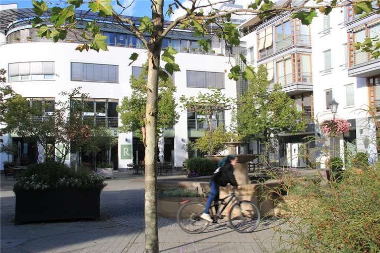 Die Zukunft des Platzes an der Linde in Bad Neuenahr war Thema von Stadtrat und Bürgerdialog der Aufbau- und Entwicklungsgesellschaft.  Foto: GS