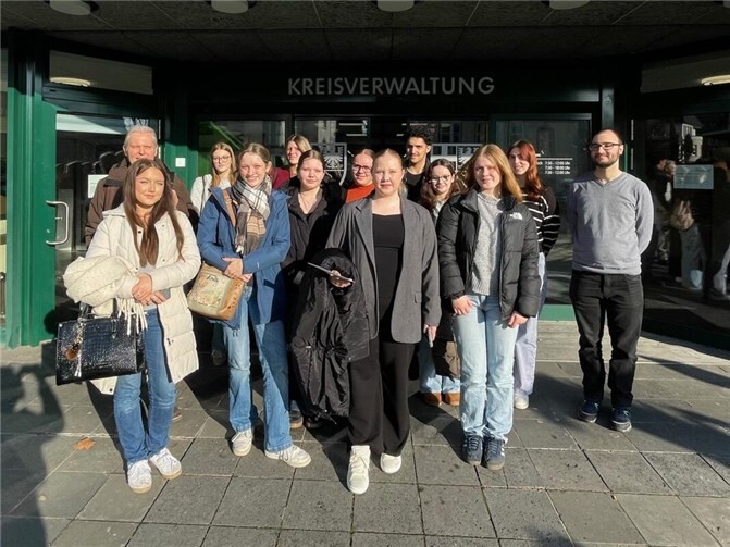 Die Zukunft im Blick: Die Elftklässlerinnen und Elftklässler des Are-Gymnasiums vor der Kreisverwaltung Ahrweiler.  Foto: Marco Müller