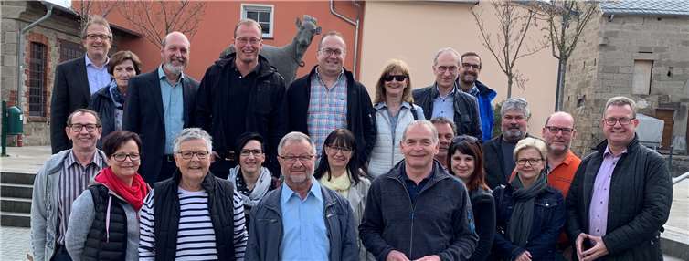 Die Zukunftschancen der Ortsgemeinde Bell sind ausgezeichnet. Die richtigen Weichen zur Entwicklung des Ortes wurden in den letzten Jahren gemeinsam mit der Bevölkerung gestellt, waren sich die CDU-Vorsitzenden Bernd Merkler (Bell) und Jörg Lempertz (Verbandsgemeinde Mendig) sowie das CDU-Team anlässlich der Bilanzierung der Arbeitsplatz- und Dorfentwicklung einig.Foto: CDU