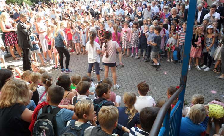 Die Zumba-AG und die Tanz-AG führten ihre Tänze auf. Fotos: IT