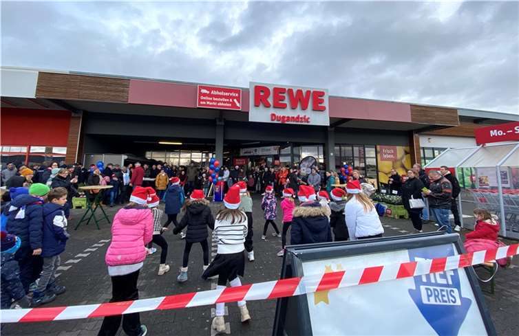 Die Zumba-Kids eröffneten die Kick-off-Veranstaltung des SSV Heimerzheim für die Sticker-Aktion. Foto: SSV Heimerzheim