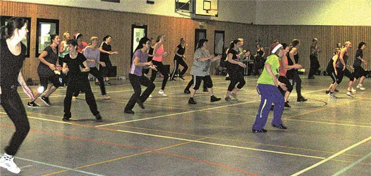 Die Zumba-Tänzer kamen in der Leimbacher Mehrzweckhalle zusammen und hatten Riesenspaß.privat
