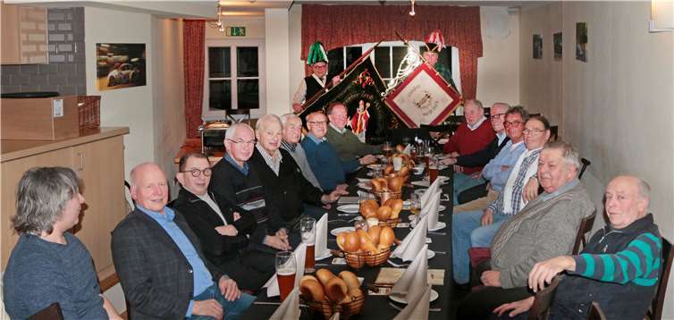 Die Zunftmeister Bernd Koll und Walter Beyer im Hintergrund vonder Wollenweber und Gerber Zunft mit den Mitgliedern beider Zünfte