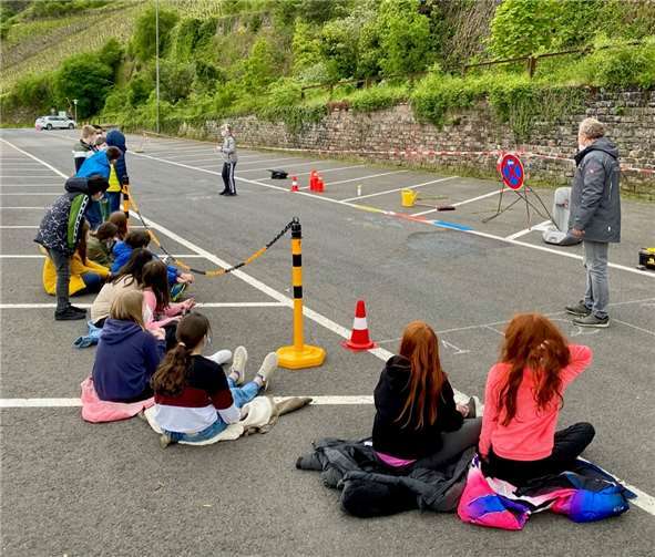 Die Zusammenhänge zwischen Geschwindigkeit, Reaktionsweg, Bremsweg, Fahrbahnbeschaffenheit und dem daraus folgenden Anhalteweg wurden erarbeitet.