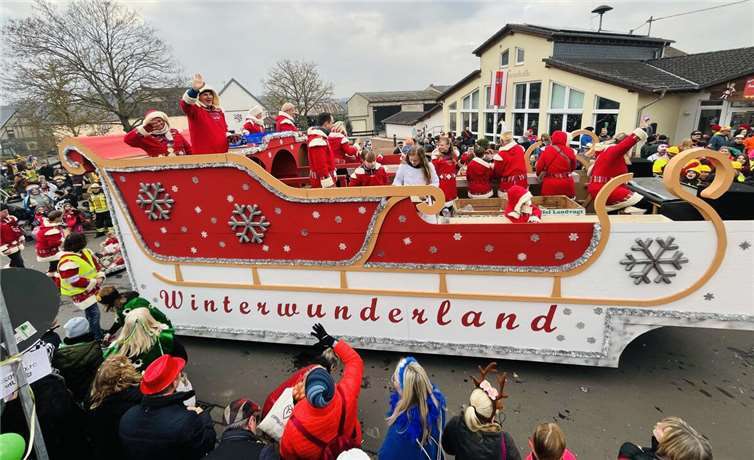 Die Zuschauer entlang der Zugstrecke konnten sich über bunte Kostüme, zehn Mottowagen und jede Menge Spaß und gute Laune freuen.