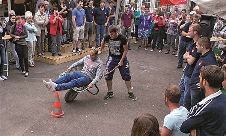 Die Zuschauer fieberten mit beim Schubkarrenrennen in Oberdrees, bei dem so mancher Schlenker für Zeitverlust sorgte.VJ