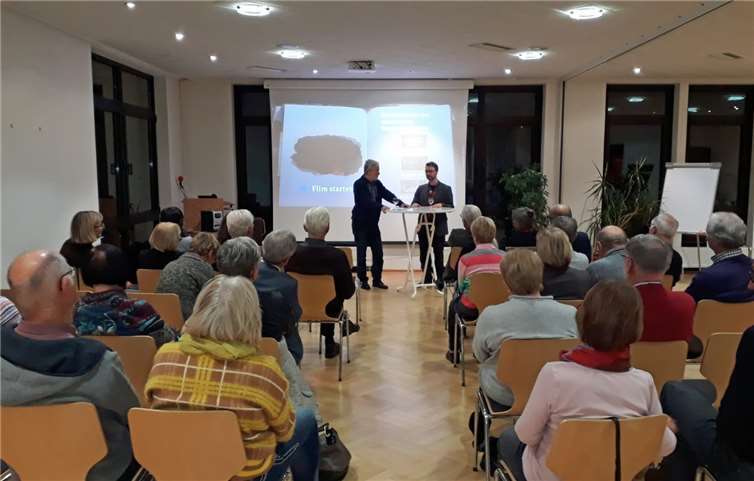 Die Zuschauer genießen staunend und schmunzelnd – und vom Freundeskreis bestens versorgt mit Wein und Häppchen – den an Goethes „Dr. Faust“ angelehnten „No-Budget“-Film von Tillman Brehmer aus Rengsdorf und Matthias Dreydoppel aus Ellingen. Foto: Werner Flohr