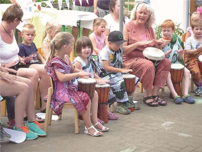 Die Zuschauer konnten miterleben, wie eine Flaschenpost begleitet von einem Trommellied in Afrika an Land kam und weiter in Italien, Griechenland, der Türkei und Russland von einem Kind gefunden wurde. privat
