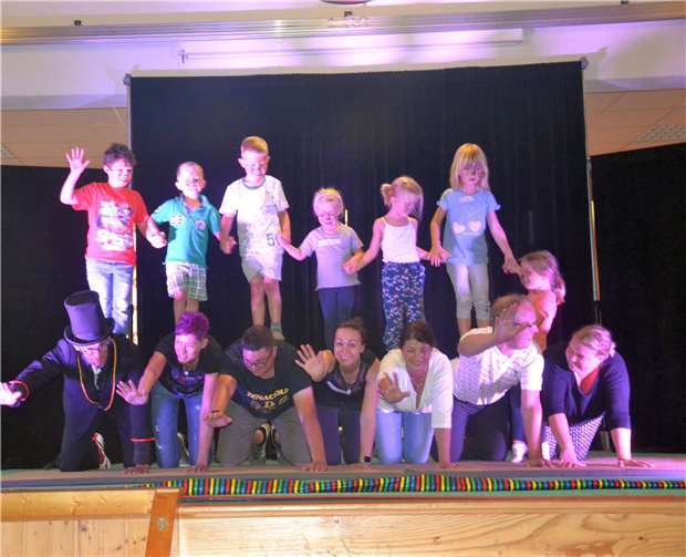 Die Zuschauer sahen ein buntes Programm des „Circus Bonelli“. Foto: E. Bußmann