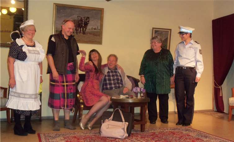 Die Zuschauer und die Darsteller hatten ihren Spaß bei der Vorstellung des Theaterstücks. privat