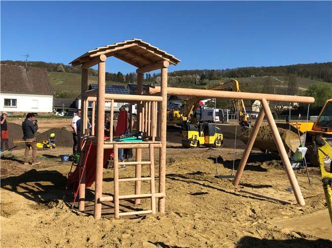 Flut: Ein neuer Spielplatz für Ehlingen Die Zuschauer und die Mitglieder vom Arbeitskreis Fluthilfe Heimersheim zeigten sich schwer beeindruckt. Foto: privat