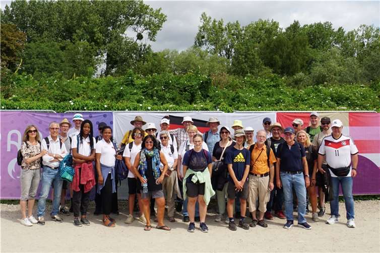 Die Zuschauergruppe aus Treis-Karden zum Ruderfinale in Paris nach den Wettkämpfen. Foto: Tim Bier