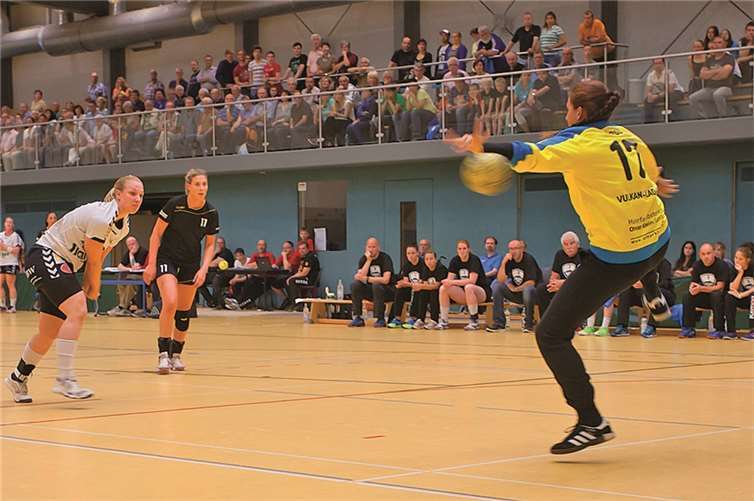 Die Zuschauerränge waren voll besetzt. Die Besucher sahen ein schnelles und gutes Handballspiel.