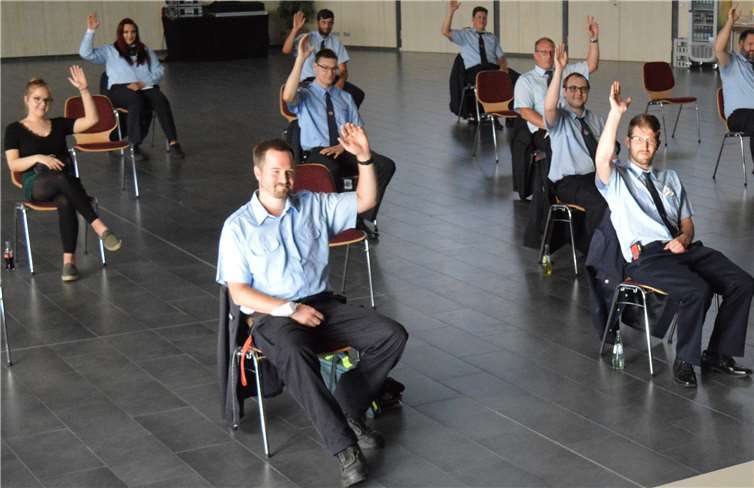 Die Zustimmung der aktiven Wehrleute ist offensichtlich: Alle Hände sind oben. So wird aus den zwei ehemaligen Löschgruppen die neue Löschgruppe Horressen-Elgendorf als Teil der Freiwilligen Feuerwehr Montabaur.