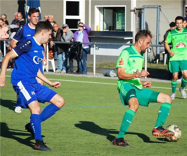 Die Zuverlässigkeit in Person: Philipp Geisen (rechts) stand nicht nur gegen den SV Mehring (links Marcel Selmane), sondern auch in Udler in der Startformation.SK