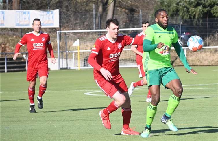 Die Zwangspause passte der SG Eintracht Mendig/Bell (rechts Brice Braquin) nach dem 4:3 (3:1) gegen den FSV Trier-Tarforst (rote Trikots) nicht unbedingt ins Konzept.  Foto: SK