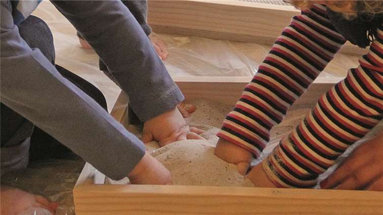 Die Zweijährigen erforschten einen Sinnesparcour. privat