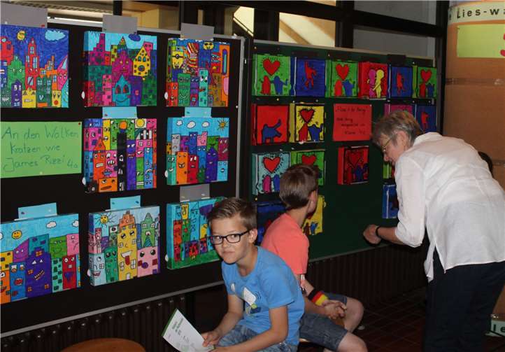 Die Zweit- bis Viertklässler tobten sich kreativ an den Pizzakartons aus und gestalteten bunte Kunstwerke.privat