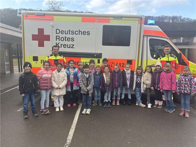 Die Zweit- und Viertklässler der Lindenschule mit den Rettungssanitätern in Ausbildung Leon Hecker (hinten links) und Constantin Klee (hinten rechts).  Fotos: privat