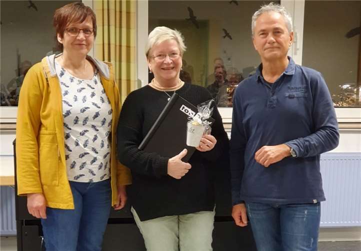 Die Zweite Chorsprecherin Inge Kloos und Chorsprecher Thomas Diel mit Ria Rottmann (Mitte).Foto: privat