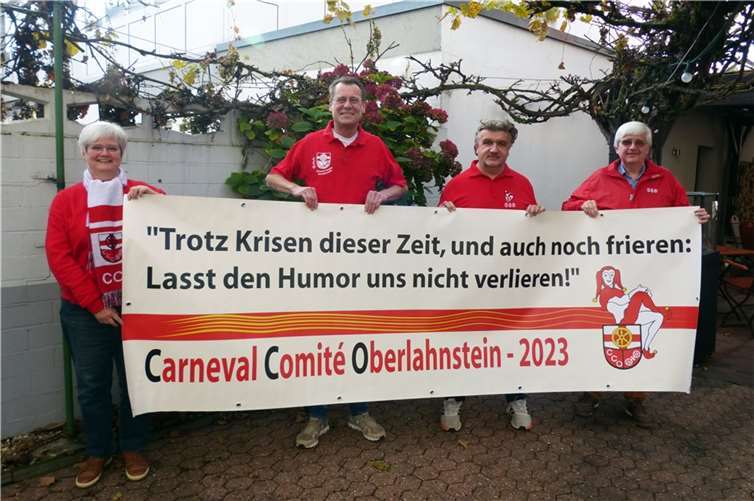 Die Zweite Vorsitzende Eva Bonn, Elferrats- und Sitzungspräsident Markus Krapf, der Zweite Vorsitzende Thomas Grebel und der Erste Vorsitzende Helmut Hohl (v.l.) präsentierten jetzt das Motto der Session 2023 beim Carneval Comité Oberlahnstein. Der Humor soll wieder an erster Stelle stehen. „Auch wenn die Welt um uns herum eine andere ist als noch vor einigen Monaten, brauchen wir in schweren Zeiten auch Möglichkeiten die Sorgen zu vergessen. Hierfür ist unser schönes Brauchtum, die Fassenacht, am besten geeignet“ so das CCO. Foto: CCO