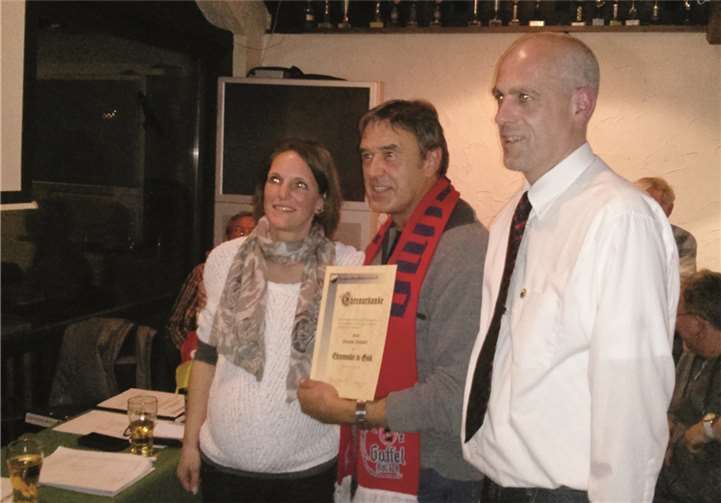 Die Zweite Vorsitzende Sandra Bures (links) und Vorsitzender Ralf Thomm (rechts) zeichneten Hermann „Scotty“ Rheindorf für seine langjährige Vereinszugehörigkeit mit der Ehrennadel in Gold aus.privat