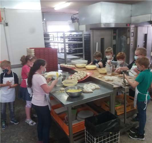 Die Zweitklässler besuchten eine Bäckerei und durften selbst Hand anlegen.