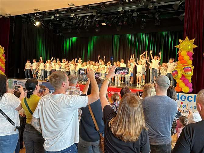 Die Zweitklässler der Grundschule Pfarrer Bechtel begeisterten mit ihrem Tanz nicht nur Eltern und Großeltern.
