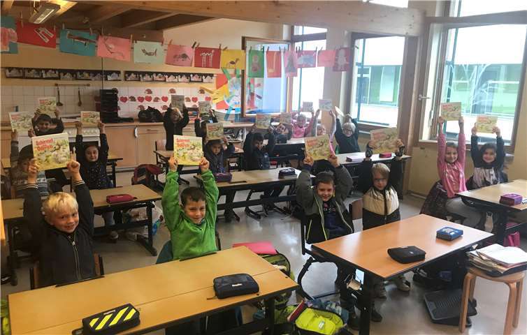 Die Zweitklässler präsentieren stolz ihr Buchpräsent. Foto: privat