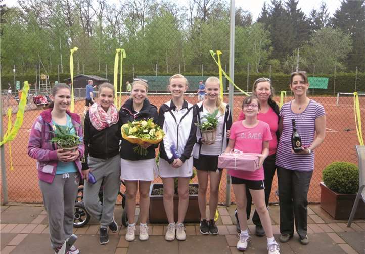 Die Zweitplatzierten Renate Mirgler, Irmgard Neuenhausen, Dana Hermann, Marie Bick, Miriam Kost, Ina Niendorf und Nora van Üüm und Siegerin Lea Beldiman (3.v.r.). privat