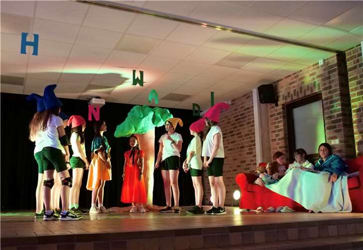 Die Zwerge auf der Bühne.  Foto: Linda Olsinski