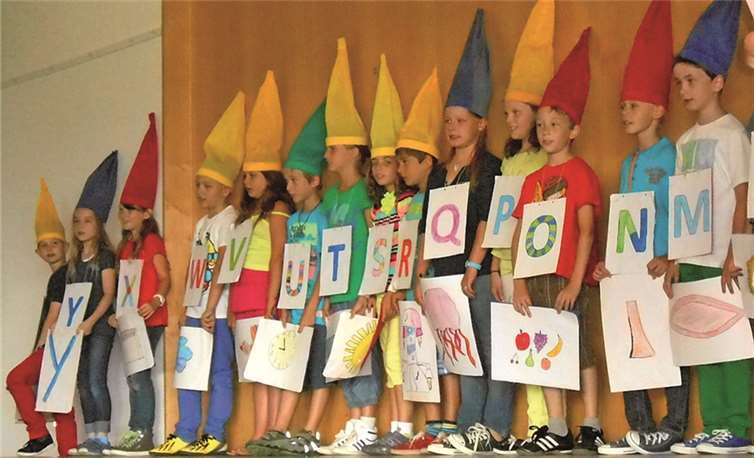 Die Zwerge helfen der ABC-Fee, verloren gegangene Buchstaben wieder zu finden.privat