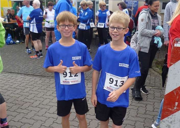 Die Zwillinge Nils und Tim Kahl nach dem fulminanten Ziellauf.