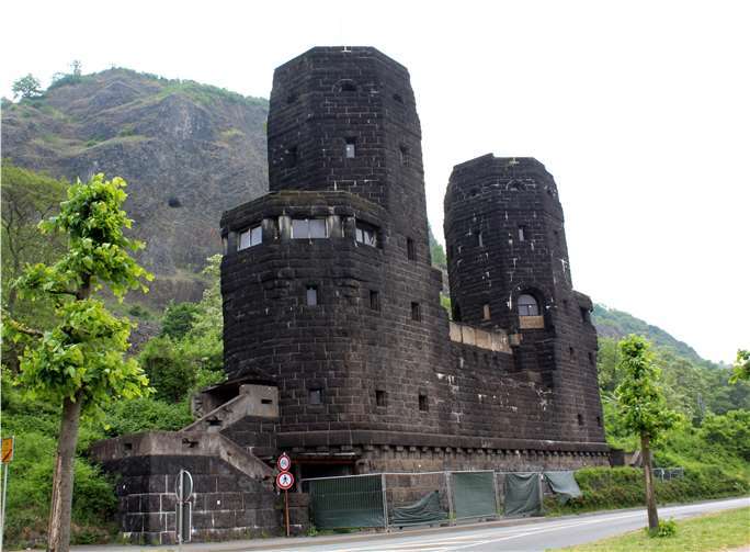 Die Zwillingstürme am Fuße der Erpeler Ley sind dringend sanierungsbedürftig. DL