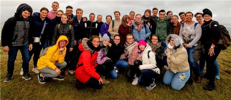 Die Zwölftklässler des Are-Gymnasiums trotzen dem stürmischen Wind bei der Kreideklippe Beachy Head in Südengland.Foto: privat