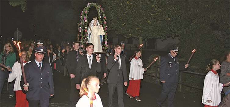 Die abendliche Lichterprozession zum Gnadenbild der „Muttergottes vom Siege“ in Waldorf, war auch in diesem Jahr der Höhepunkt der Wallfahrt der Merten-Trippelsdorfer Marien-Bruderschaft, am Wochenende nach der St. Remaklus-Kirmes. WK