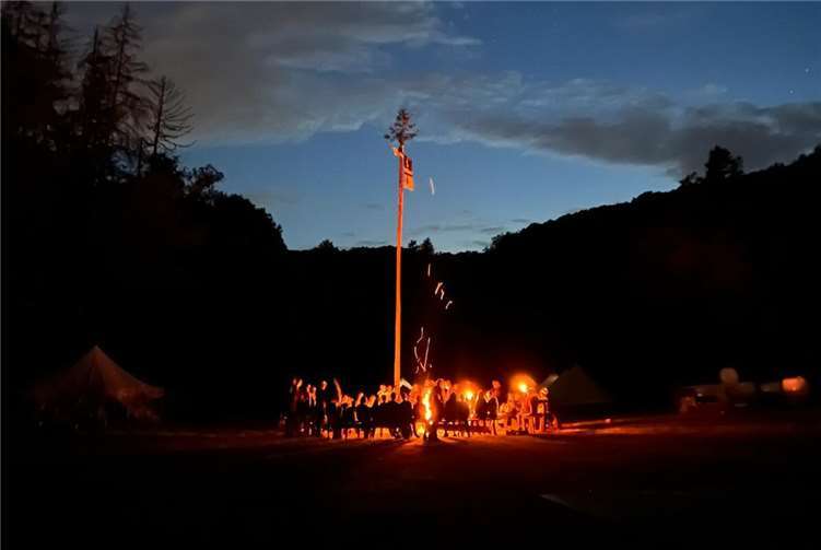 Die abendliche Singerrunde am Lagerfeuer gehört zum Zeltlager.