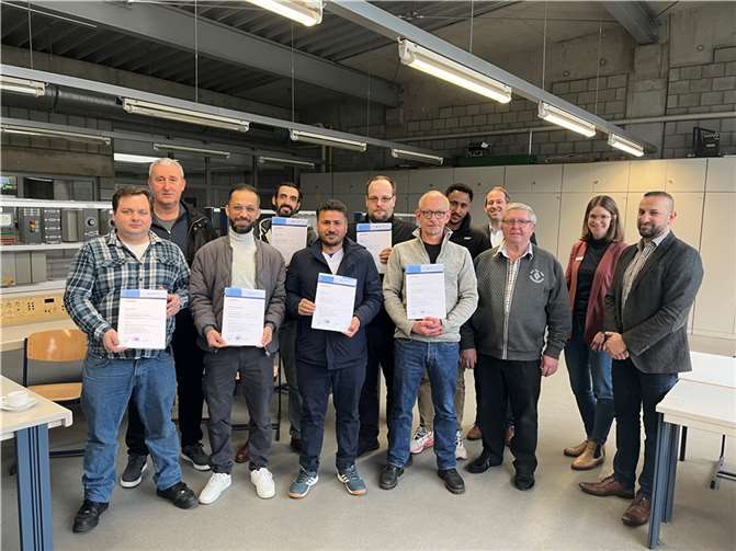 Die acht Absolventen nahmen stolz ihr Zertifikat entgegen. Es gratulierten (v.l.): Karim Mustafa (Ausbildungscoach HWK Koblenz), Anna-Lena Menzel (Teamleiterin Arbeitsvermittlung Agentur für Arbeit Neuwied), Herbert Schoos (Dozent) und Jens Fiedermann (Abteilungsleiter Ausbildungswesen HWK Koblenz).  Foto: Amelie Enderle/Arbeitsagentur
