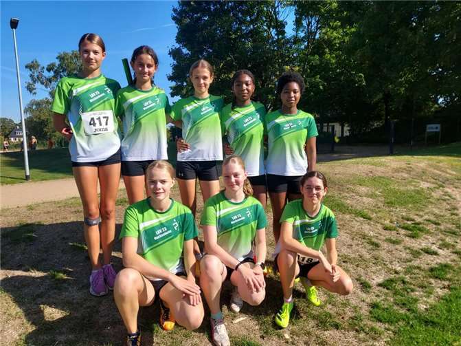 Die acht Athletinnen des LAV 23 Meckenheim beim Wettkampf. Foto: F. Hahn