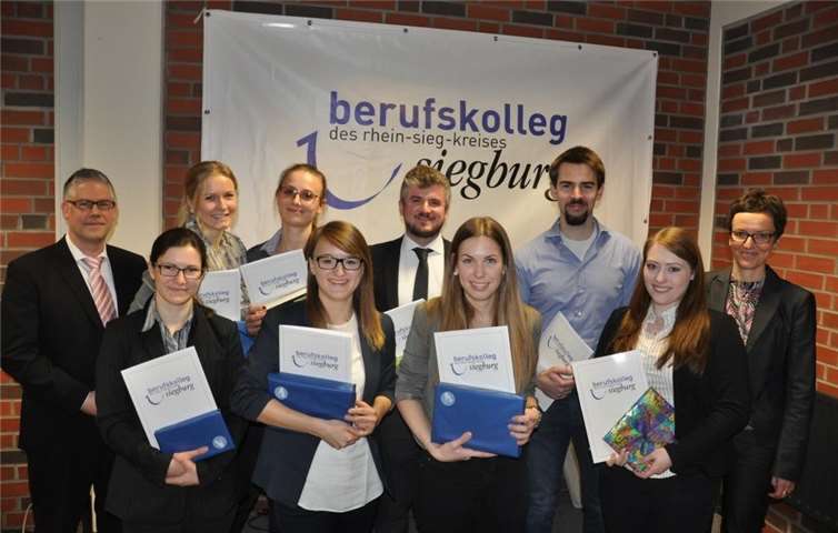 Die acht Jahrgangsbesten der Abschlussklassen mit Klassenlehrerin Bettina Otto (re.) und Klassenlehrer Bernd Korff (li.).privat