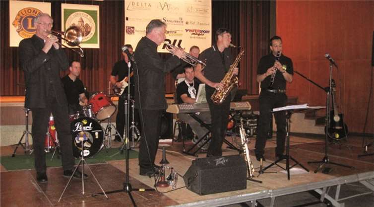Die acht Mitglieder der Hot Jazz Boys aus Meckenheim beim engagierten Einsatz.privat