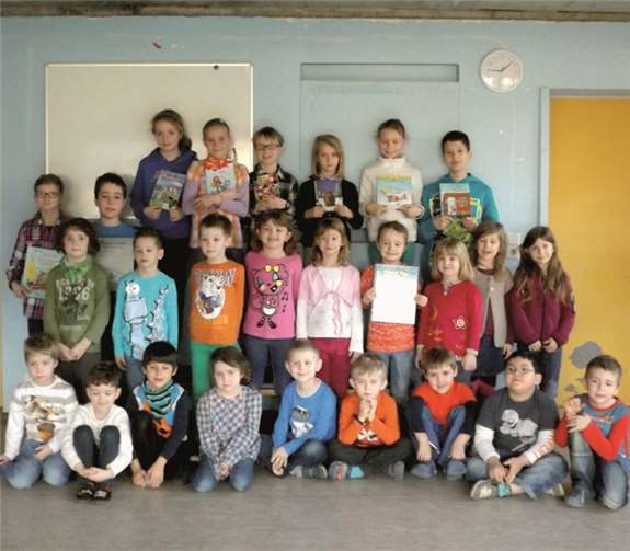 Die acht Schüler der Lindenschule mit den Vorschulkindern der KiTa St. Viktor. privat